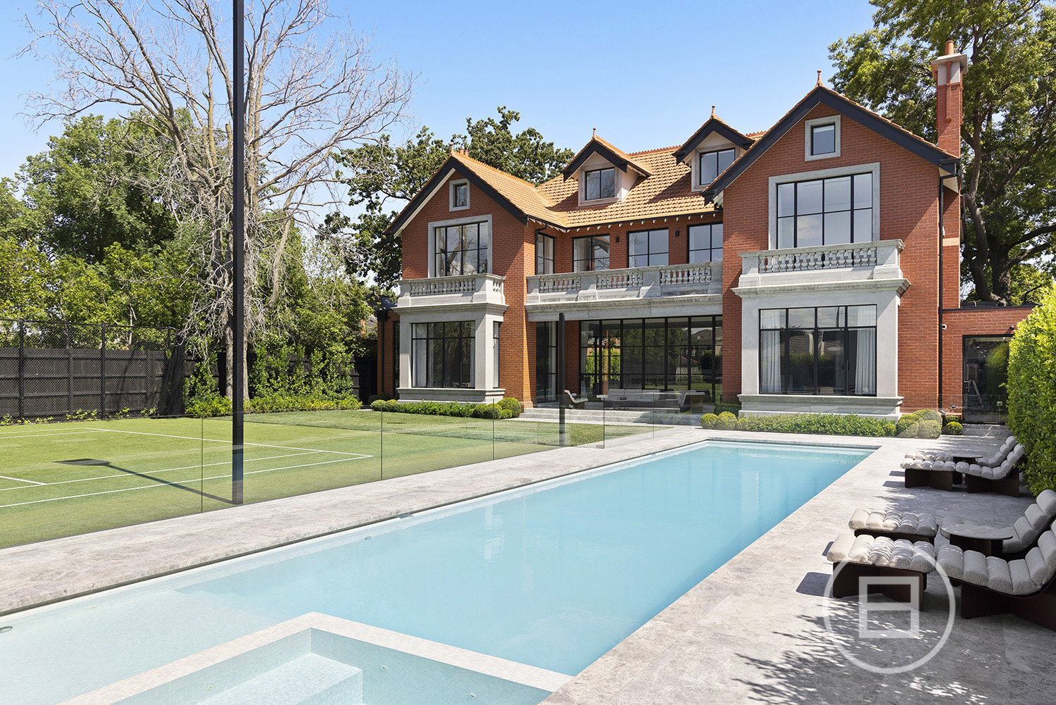 WHITEFOX Realestate